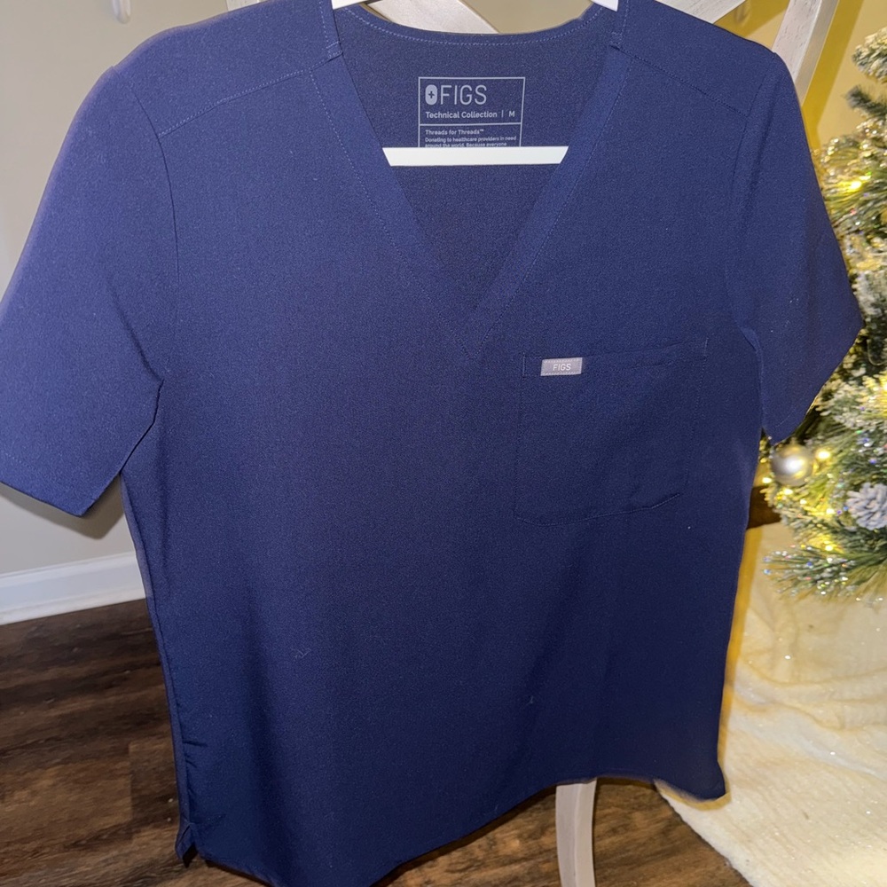 FIGS Women’s scrub top (M)